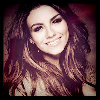 Amo o one derection,Ariana Grande,Selena Gomez e amo minha amendoba :D NHA NHA NHA NHA NHA te amo vanessa!! Simple plan sz