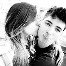 TAmoTOdeio's profile picture. Seu beijo transformou carinho em amor. Foi assim, do nada. Sua amizade sincera mexeu com o meu coração.