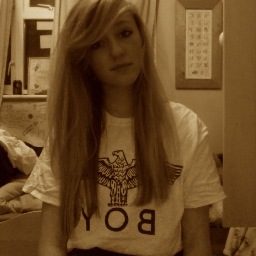 I put the hips-stir in hipster;) basically I'd like to be, everything you want, lives in Cornwall Y0;) and yeah, follow me I'll follow back:P