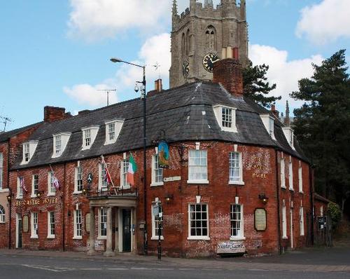 The Castle Hotel is a privately run 18th century hotel with 19 bedrooms (fully en-suite), a bar showing sky sports and a fresh food restaurant.