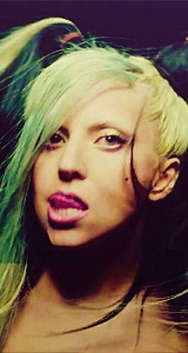 Amando: Gaga Odiando: maestro de matematicas Sufro: idiotez extrema aguda. Os sigo por @LidiaTrrnt, no me sigais a mi, segidla a ella