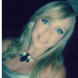 27 anos, Fisioterapeuta pela UNITAU,saopaulina,mae da Julia, esposa...enfim uma Supermulher!