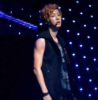 อันยอง ตัวผมนี่มีนามว่า ชานยอล แร็พเปอร์ EXO-K เฮ้ โย๊วๆ ผมมีดีที่หน้าตา -3- และ..อะไรอีกหว่า ?? ลองฟอลมาดูดิๆมาบอกผมหน่อยมาผมมีดีอะไรบ้าง ฮี๊ๆ