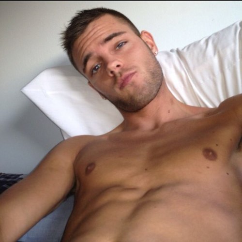 hotstudbro24's profile picture. 