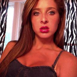 Carlyburkee's profile picture. 