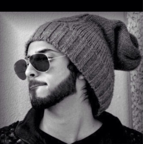 ‏إنْـسّـآنْ عَـفّـؤي، مـزآجـيّ إلـئ حـد مـآ، هـادي في غَـالـبْ الـؤّقـتْ، مُـشّـبـعْ بـ/ الـكـبـريـآءْ، مُـتَـفـلْـسِـفْ گَـمـآ يٌـشَـآعْ . ♡