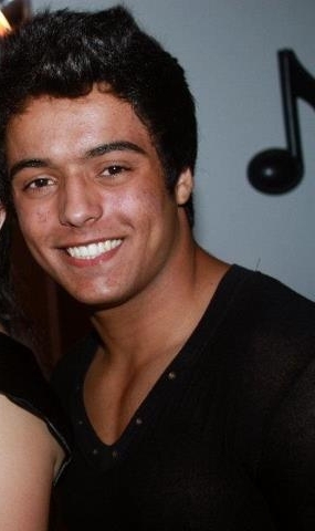 Amo treinar, tocar bateira. Sou bem eclético enquanto a musica. Sou evangélico e é isso aai :) 
face: http://t.co/DiEzDHoW
ask: http://t.co/HeuQMOLR