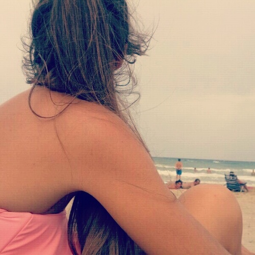 No soy demasiado complicada, y tampoco nada del otro mundo. Me considero de esas personas que miran al cielo y dicen hoy no va a llover,con una sonrisa :)