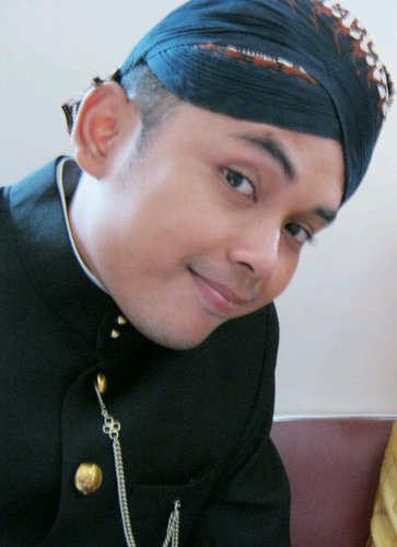 Hardjosasmito's profile picture. lembut kepada orang tua, anggun kepada wanita, bergembira bersama anak-anak, bekerja sehebat cita-citanya,sederhana and bersahaja
