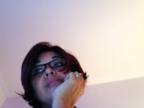 Food blogger, yoga enthusiast, always gravitating around healthy, easy, pretty and happy