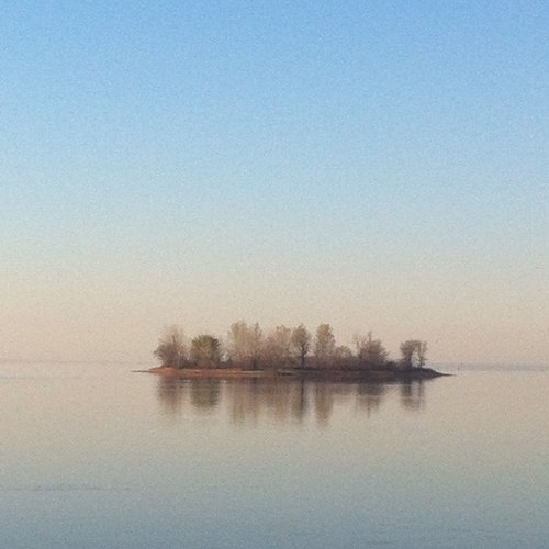 La vie est courte et la mer est loin.