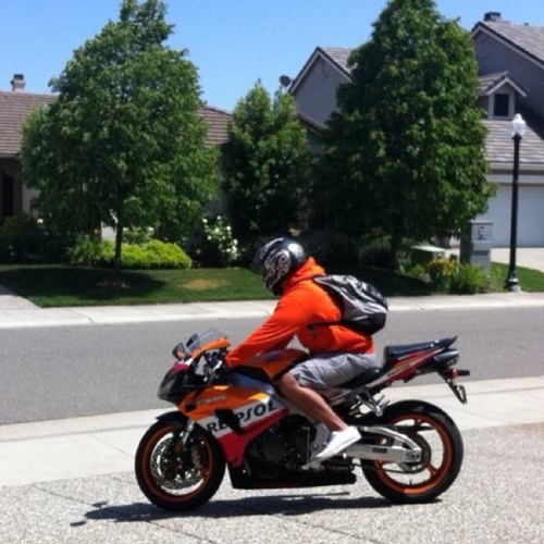 r_mendoza's profile picture. I'm brown...I like beer....and vacations, also loud music