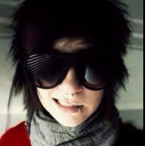 Im 17 im bi and proud i love to skateboard and have fun with my friends 
And RAWR!!!! Ima shark