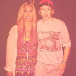 Niall e demi amo vcs 3 frequento o nando's com o nini :D   ~~  stay strong, demi minha diva        since: 21/01/2013