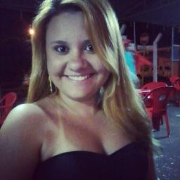 Mas sempre haverá uma data,palavra,1 olhar,1 filme,uma musica,pra te fazer lembrar.Um perfume,1 abraço,sorriso só pra atrapalhar.Só pra te fazer lembrar de mim♪
