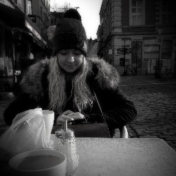 discovering the isolated spots and capturing the moments of inartificial situations with the camera and write about,
this is my way.