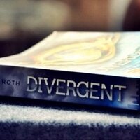 veronica roth(@FourtrisFacts) 's Twitter Profile Photo