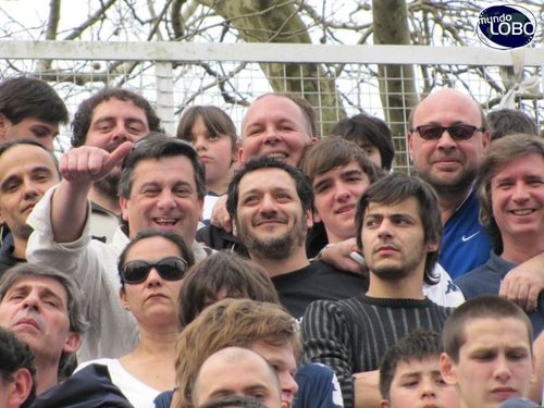 Entrenador de básquet, módico guitarrista, enganche con panorama.
Ante todo hincha de Gimnasia. Hago columnas en Almacén de Discos en UnDinamo.