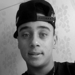 tenho 15 anos , sou peixes , sou corinthiano , moro na vila clara , solteiro , eae segue ? eu sigo de voltta !