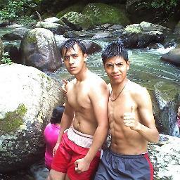 soy un joven  activo me gusta la musica en especial el reggaeton y vivir la vida al maximo pase lo k pase y ser arriesgado cuando toca