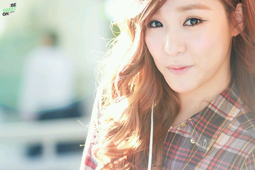 ทิฟฟานี่ค่ะ คงรู้จักกันในนาม ทิฟฟานี่ แห่ง วง Girl's Generation ใช่ไหมคะ แต่ก็ฝากซิงเกิลใหม่ล่าสุด I got a boy ด้วยนะคะ