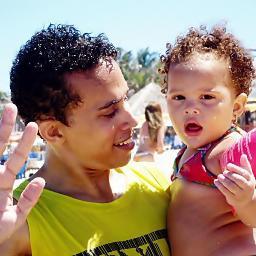 Sou evangélico, judoca, flamenguista, músico (guitarrista) e amo estar com a família, sou casado e tenho uma filha linda que se chama Zayla.