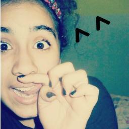 El le caía bien a todos mis sentidos;
cuando su confesión lastimó mis oídos 
me dije no lo escuches, no te ahogues en su mar.♪♥