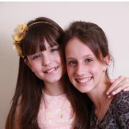 Sou uma menina estudiosa,meio chata as vezes e gosto muito de esportes!!!♥♥♥kE essa foto em cima sou eu e a LARISSA MANOELA (maria joaquina)!! CHIC BEM !♥♥♥