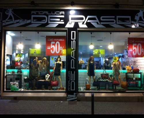 Tienda de complementos, moda para mujer y hombre, bolsos, ropa, abanicos. Nos encontramos en:C/Juan Lirola nº34 junto a la Plaza Santa rita