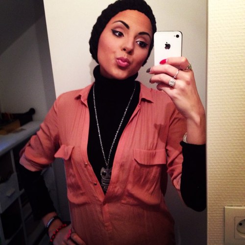 Morduedelivres's profile picture. J'suis La Mordue. Rédactrice en chef de l'asile.
Trop sensible, toujours la tête dans les étoiles...Et crois encore aux contes de fées. Bienvenue dans ma bulle