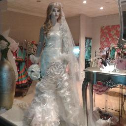 Empresa dedicada a fabricación de vestidos artesanos de flamenco, novia, semana santa, madrinas, comuniones etc.  
Damos vida a los diseños, vestimos tus ideas.