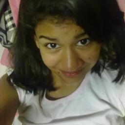 Directioner , baixinha , fofa , bagunçeira , legal , doida e etc ! Frase : O amor não é apenas um sentimento : é também uma arte