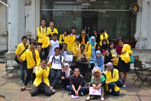 bersaing secara sehat, kelas penuh warna yang terkadang sulit ditebak, yang kita tau kalo mau satu semua butuh tahap| Gradient | Politeknik Negeri Jakarta!