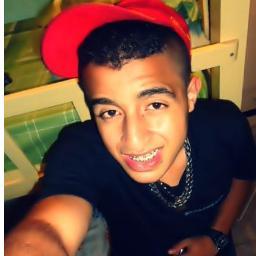 Moreniinho , 19 anos ,solteiro , chattinho , folgado u.u , pagode e funk uhu *0*