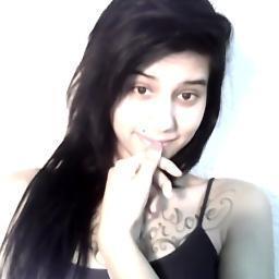 Gaucha natural de Poa 19 anos,Taurina sou muito teimosa,bipolar,frio,filmes,porcos,musicas(..)
