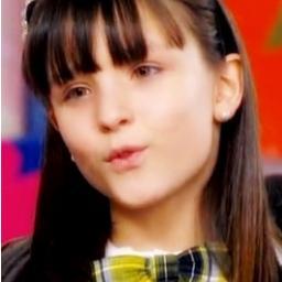 Meu nome? Maria Joaquina. Bonita? Eu sou a mais bonita, inteligente e chique da Escola Mundial. Quer que eu te siga? É só pedir e eu verei. Bj Bjinho Bjão