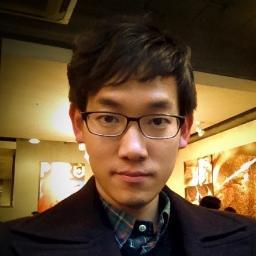 때로는 세상을 짊어진듯 진지하게. 때로는 이 세상 사람 아닌듯이 웃으며.