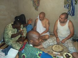 Oluwo ifalabi fatumbi fakayode oluwo ogboni miembro de iledi Iyaduni 1 y awo del templo ose mejí en ibadan estado de oyo , integrante de la familia fakayode