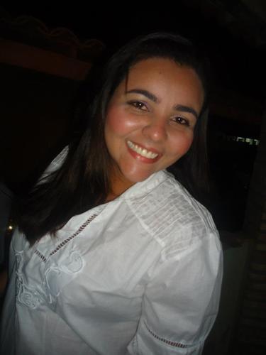 Amo a DEUS primeiramente, em seguida o meu filho e os meus familiares e depois o meu marido. Adoro sair, fazer novos amigos e ser desafiada...