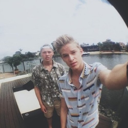 Eu ia escrever uma bio mas o cody ta me esperando lá embaixo no jatinho dele quando eu voltar de paris eu escrevo pra vcs ;) aperte follow que eu te levo junto
