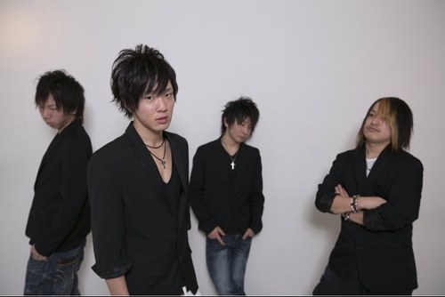 大阪を中心に活動している高校3年生ロックバンドBlack’erです‼一度気軽にLIVEに遊びに来て下さい‼チケット予約受付中なのでDMなどで気軽に声かけて下さい‼LIVEの詳細などはHPにて公開しています。Black’erをよろしくお願いします‼