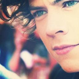 Quando Harry aveva 16 anni tremava andando sul palco, adesso a 19 anni è il palco che trema quando lui sale.
♥