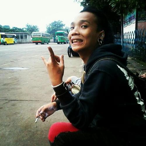 Tukang #Tatto Yang Suka nyanyi dan Gitaran di @crewsakan_ Totalitas di #Punk !
