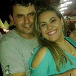 tenho 18 anos, sou namorada do Sandro, Graças a Deus! Moro em Caarapó- MS .