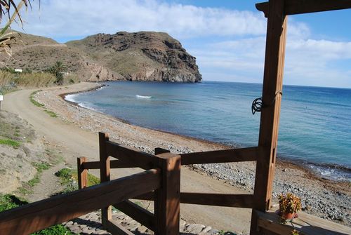 Apartamentos turisticos situados junto al mar, dentro del incomparable marco del Parque Natural Cabo de Gata Nijar. Ubicados junto a la playa, en Las Negras.