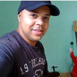 CANTOR,COMPOSITOR,E DETERMINADO POR SER FELIZ