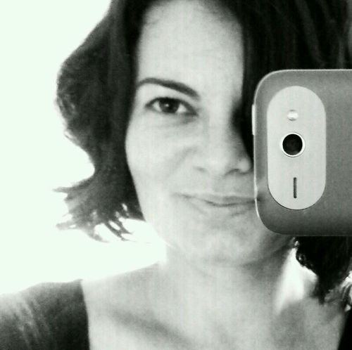 Psicóloga “de-formación”, escritora por accidente, fotógrafa por vocación.Autora de La joven de ojos miel. Editora en Blog del fotógrafo