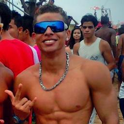 É difícil me iludir, porque não costumo esperar muito de ninguém. Odeio dois beijinhos, aperto de mão, tumulto, calor, gente burra e quem não sabe mentir.