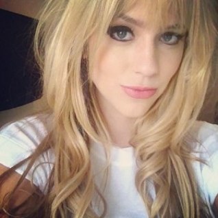A Sophia não anda ela desfila , ela e top capa da Capricho , ela mais mais ela arrasa no look tira foto no iphone pra postar no lookbook @sophiaabrahao
