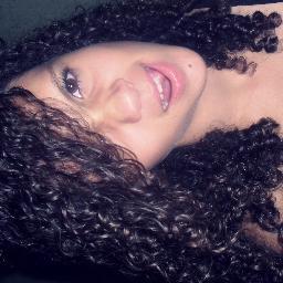 Sou uma menina legal, simpática, amo meus amigos, gosto de ir ao cinema, namorar, etc :)